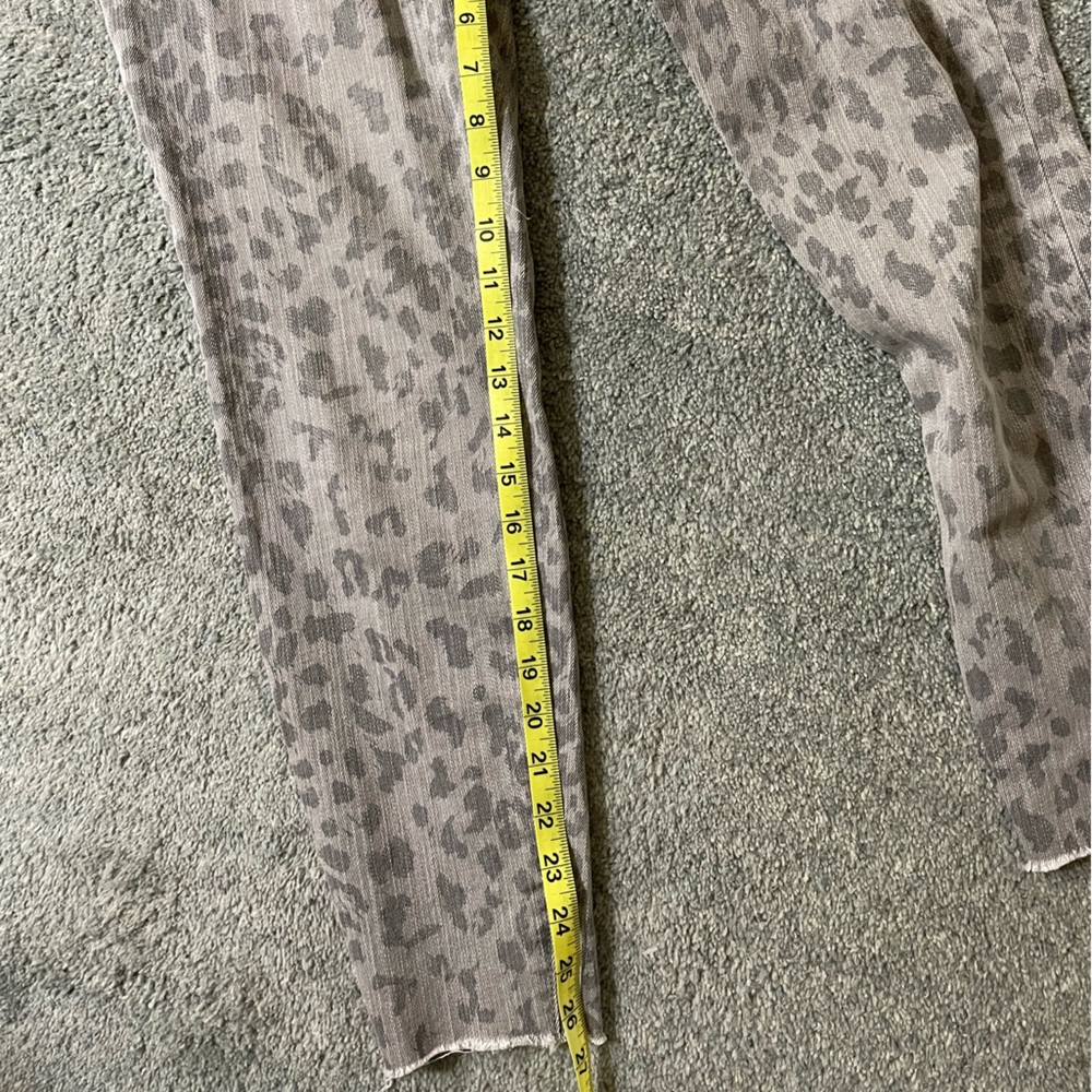 Kut from the Kloth ankle-straight-raw-hem-jean with button fly. - Picture 5 of 6